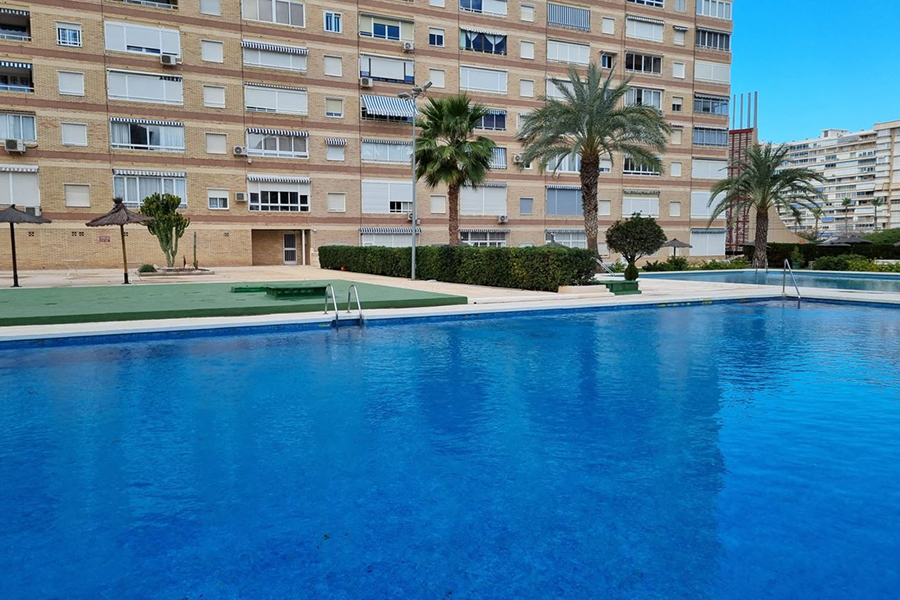 Trabajos de mantenimiento de piscina en urbanización de Playa de San Juan.