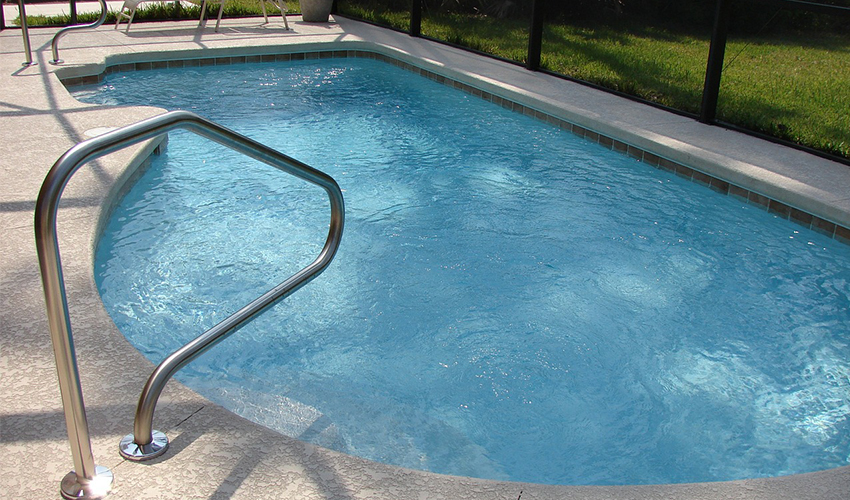 Vista de una piscina con el agua redirculando.